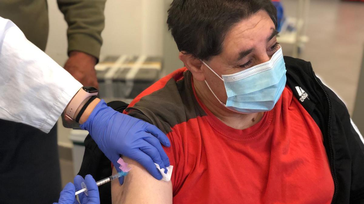 Fernando Vargas Recio, primer paciente dependiente de grado III  vacunado en el Centro de Salud de Sant Josep, esta mañana.