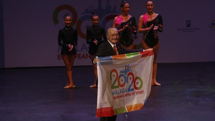 Francisco de la Torre, alcalde de Málaga, con la bandera de la Capitalidad Europea del Deporte 2020.