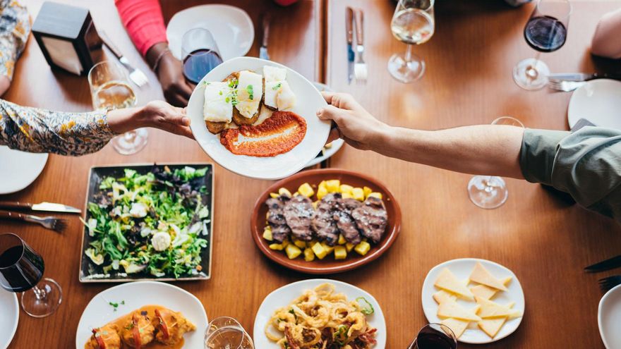 Este es el bar en pleno centro de Sevilla que tiene las tapas &quot;más generosas&quot; por tres euros: &quot;Se come rico y barato&quot;