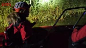 Los Bombers buscan de madrugada a una persona en el río Ebro, en Tortosa, tras un accidente de tráfico