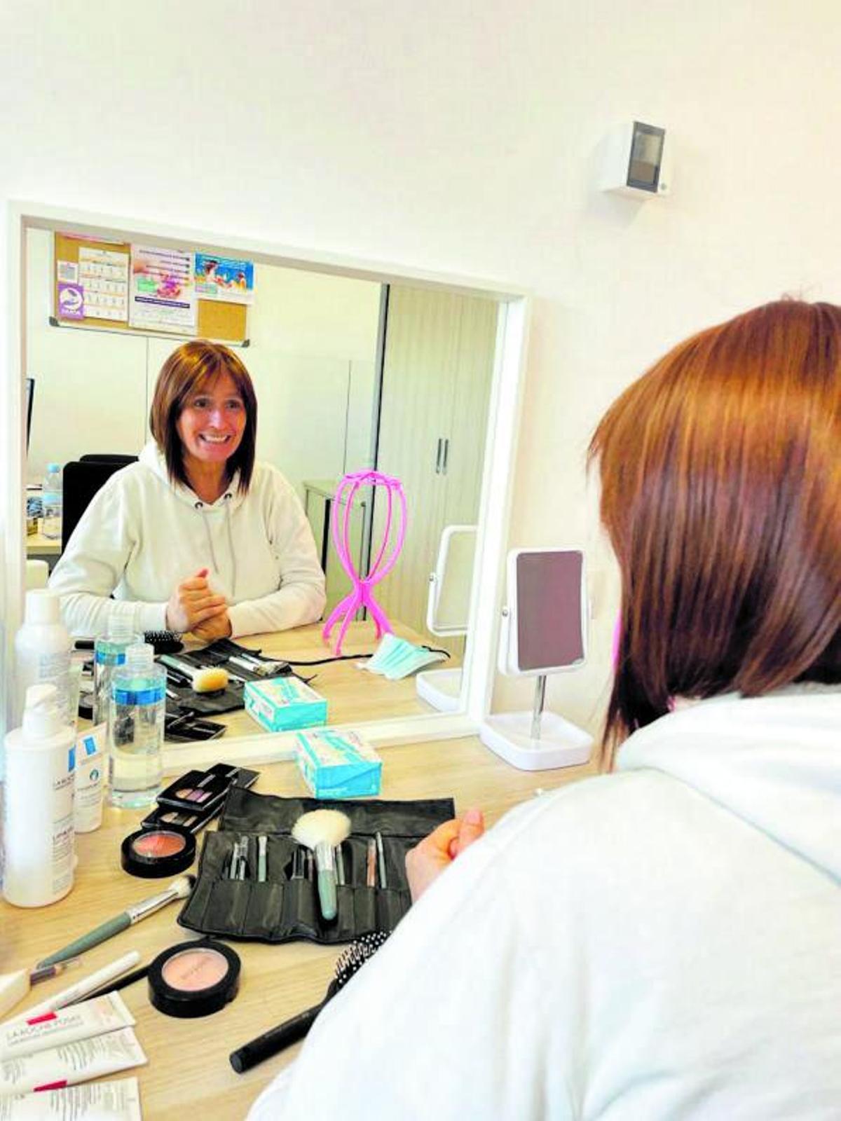 u Cuidados de la piel y maquillaje oncológico (cejas, pestañas...), donación de pañuelos y pelucasy asesoramiento sobre cómo llevarlos, son ejes principales de este servicio