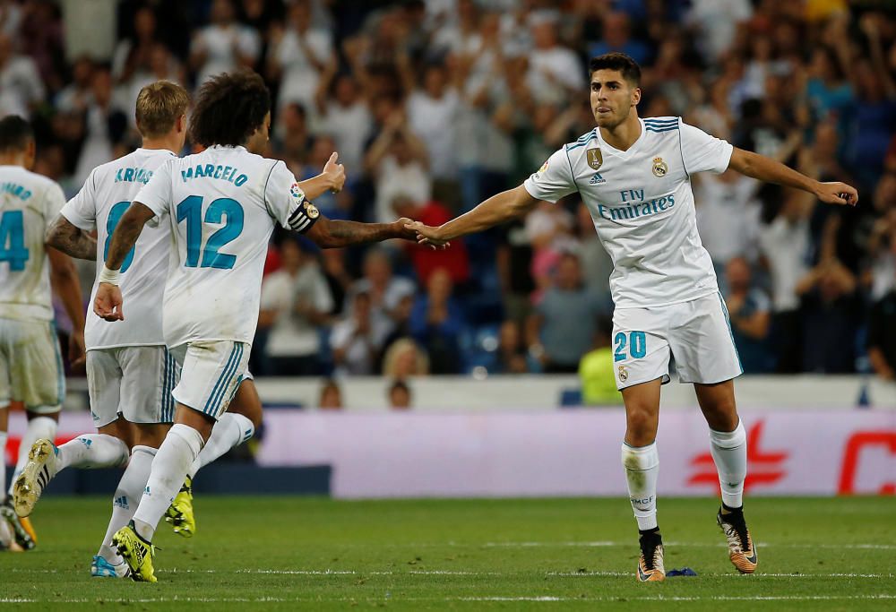 Instantes del partido disputado ayer entre el Valencia CF y el Real Madrid.