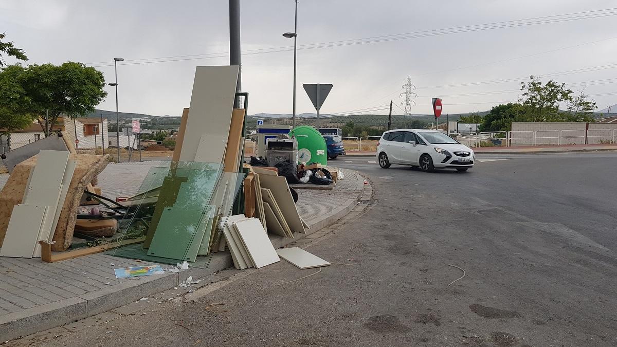 Imponen una veintena de multas por vertidos de basura en Lucena