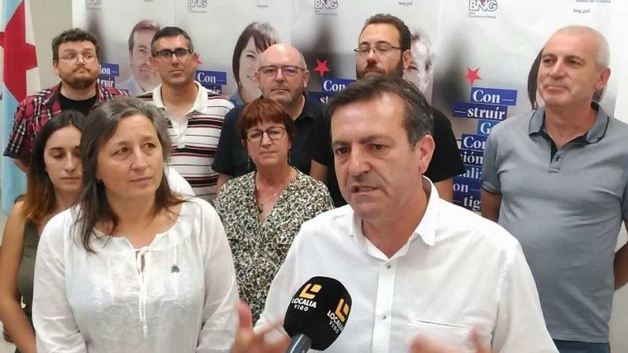 Luis Bará, acompañado de otros militantes del BNG, en el inicio de la campaña. // Faro