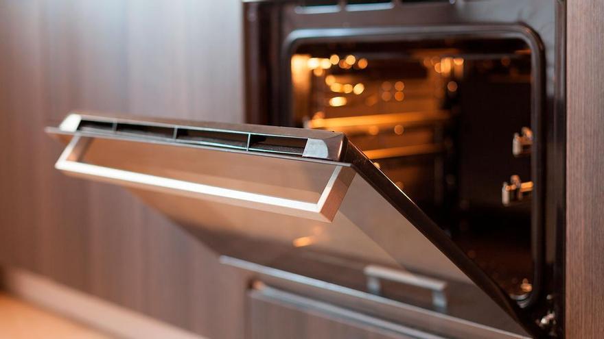 Poner papel de aluminio en el horno: la práctica que cada vez está copiando más gente