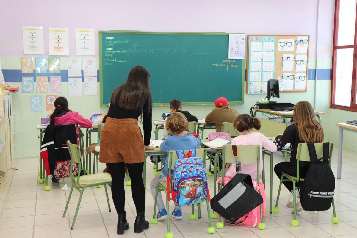 María. Pedanías El Realengo, educación, enseñanza, colegios, CEIP San Luis, aulas, clases, alumnos, 7 niños en Primaria, directoras