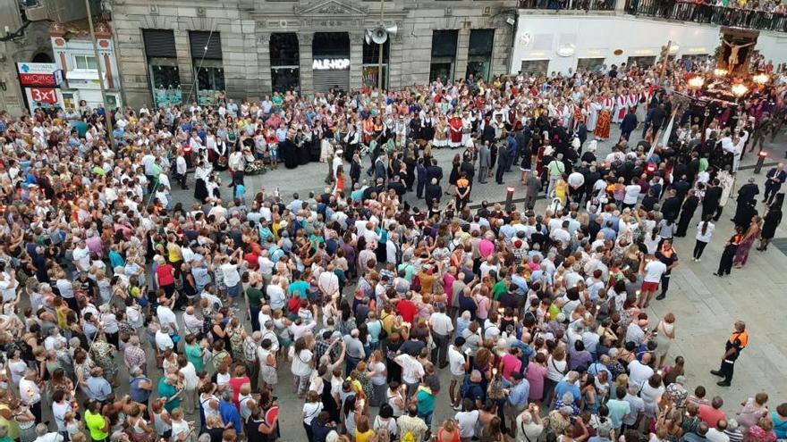 Vigo exhibe su pasión e incondicional devoción por el Cristo de la Victoria