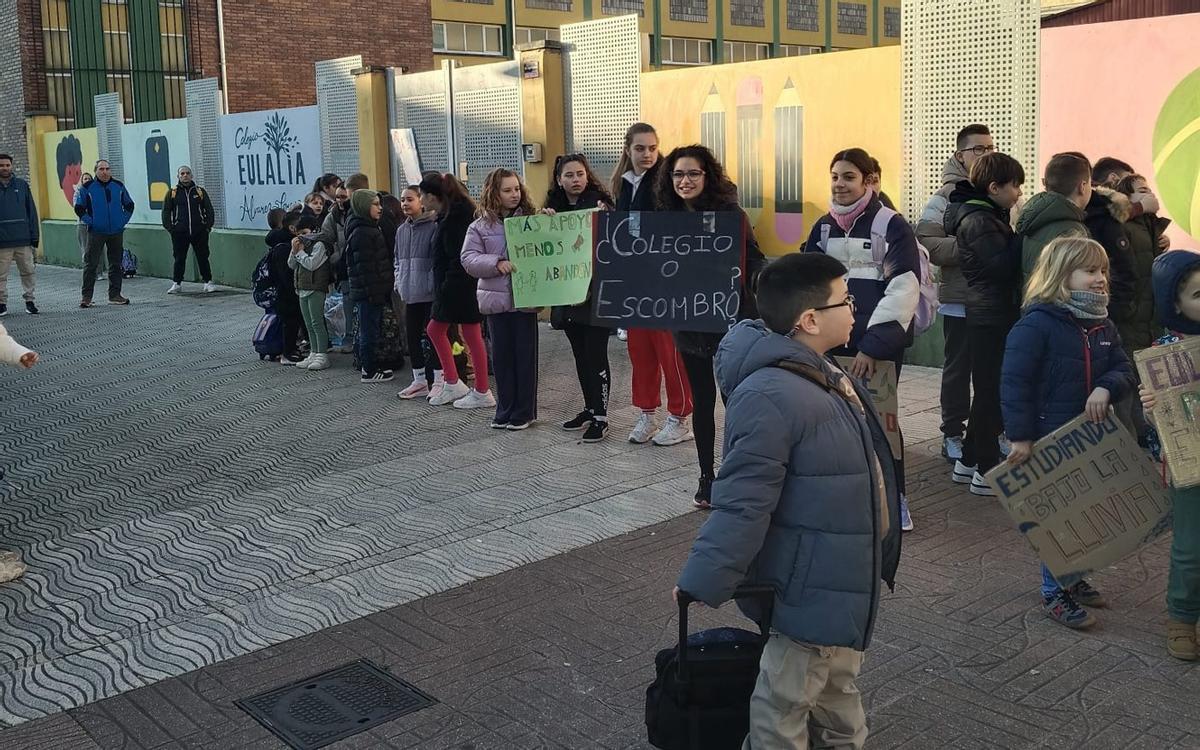 Una concentración de protesta en el colegio Eulalia Álvarez. | D. O.