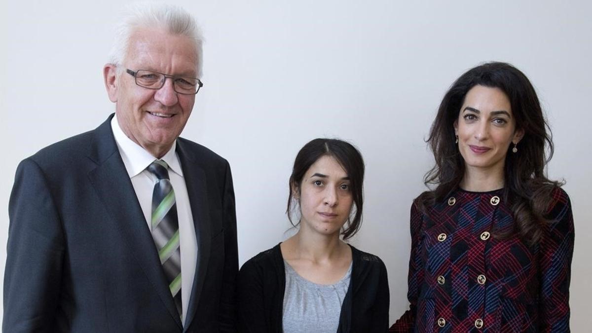 El jefe del Gobierno regional de Baden-Wurttemberg, Winfried Kretschmann, la joven yazidi Nadia Murad  y la abogada  Amal Clooney, en Stüttgart.