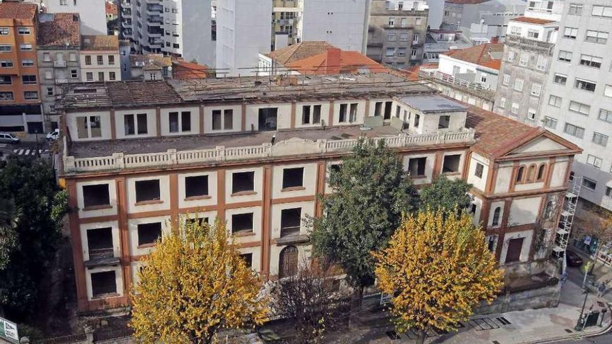 La construcción en el antiguo Cluny sigue adelante | El grupo Ballesol, especializado en residencias para mayores, inició hace semanas la demolición del antiguo colegio Cluny en Gran Vía para construir un geriátrico de 110 plazas con una inversión de diez millones. La empresa dispone tanto de licencia de derribo como de edificación. "La sentencia del Supremo no nos afecta porque el Plan Especial de Edificios a Conservar (PEEC) es el instrumento que rige sobre el solar. El proyecto superó todos los trámites y cumple los parámetros del Plan Xeral de 1993", explican responsables de la obra, que sigue adelante.