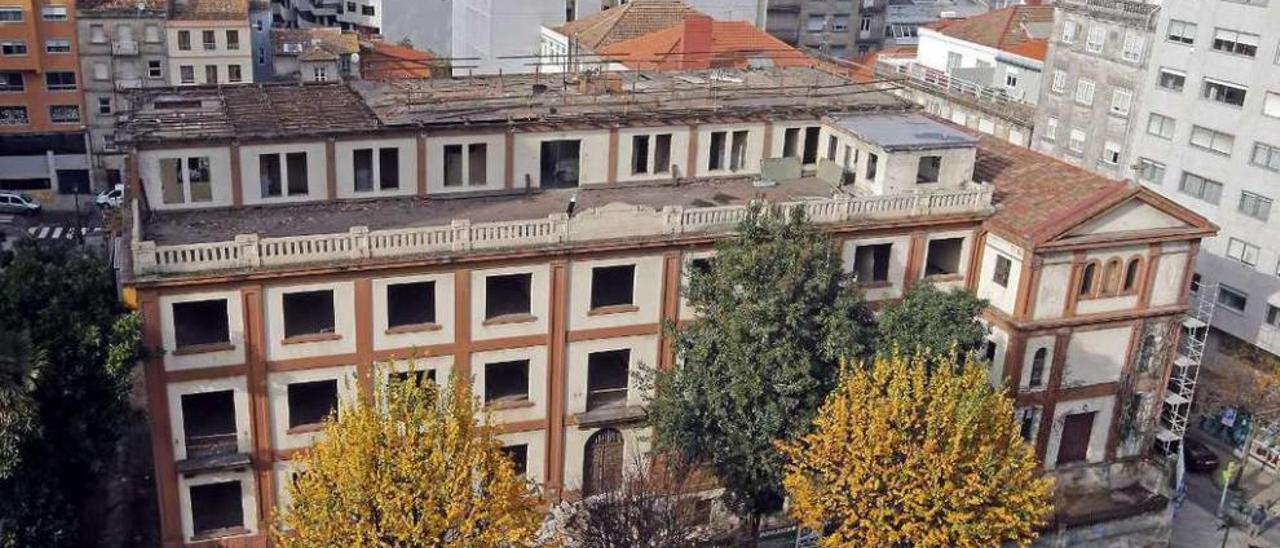 La construcción en el antiguo Cluny sigue adelante  |  El grupo Ballesol, especializado en residencias para mayores, inició hace semanas la demolición del antiguo colegio Cluny en Gran Vía para construir un geriátrico de 110 plazas con una inversión de diez millones. La empresa dispone tanto de licencia de derribo como de edificación. &quot;La sentencia del Supremo no nos afecta porque el Plan Especial de Edificios a Conservar (PEEC) es el instrumento que rige sobre el solar. El proyecto superó todos los trámites y cumple los parámetros del Plan Xeral de 1993&quot;, explican responsables de la obra, que sigue adelante.