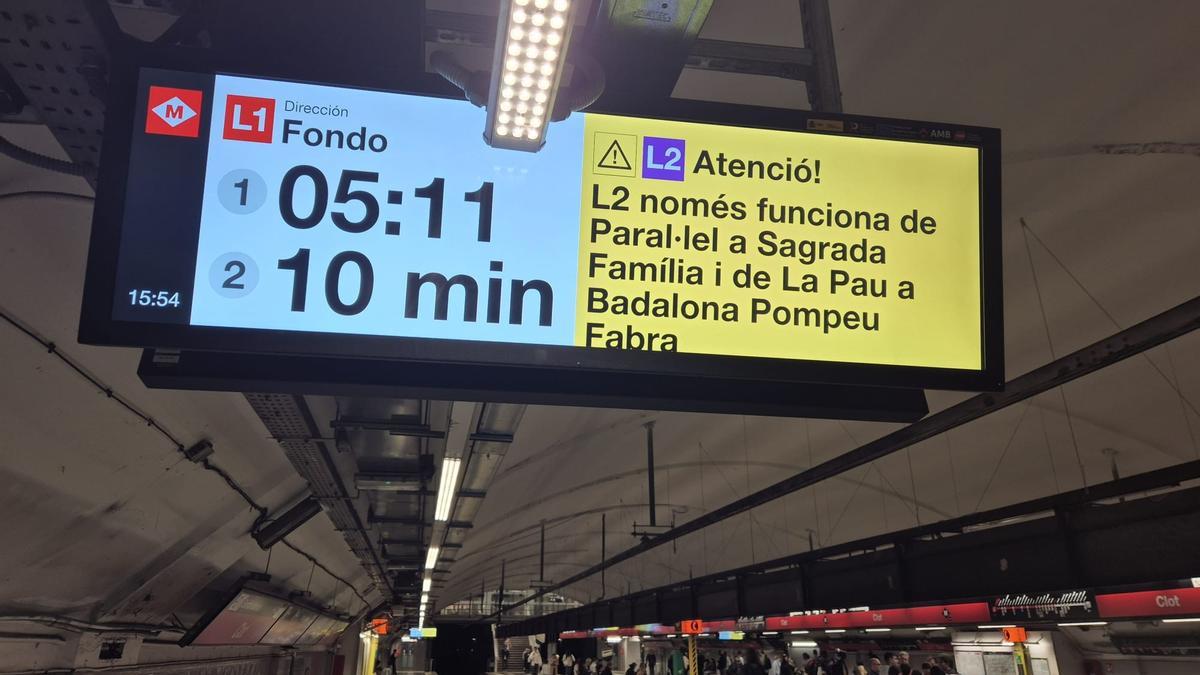 Un problema de señalización interrumpe la circulación de la L2 de Barcelona entre la Sagrada Família y La Pau