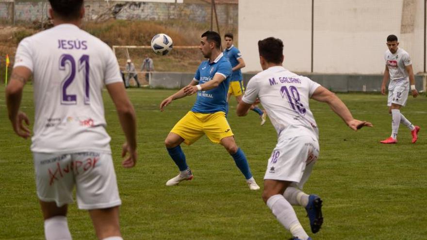 Raúl Álvarez, a punto de controlar el balón, ayer. | J. L. F.