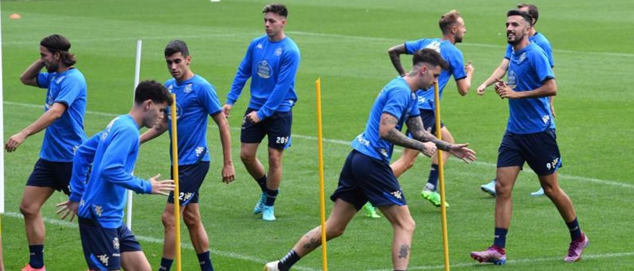 Varios futbolistas del Deportivo, en la sesión vespertina de ayer en Riazor. |  // VÍCTOR ECHAVE