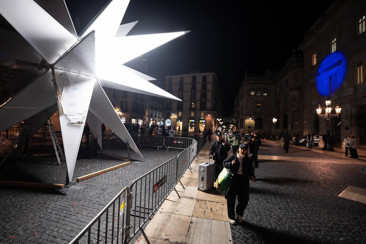 La estrella de Nadal ja ilumina la plaça Sant Jaume. Una gran estrella de luz de 20 puntas iluminará la plaza de Sant Jaume esta Navidad