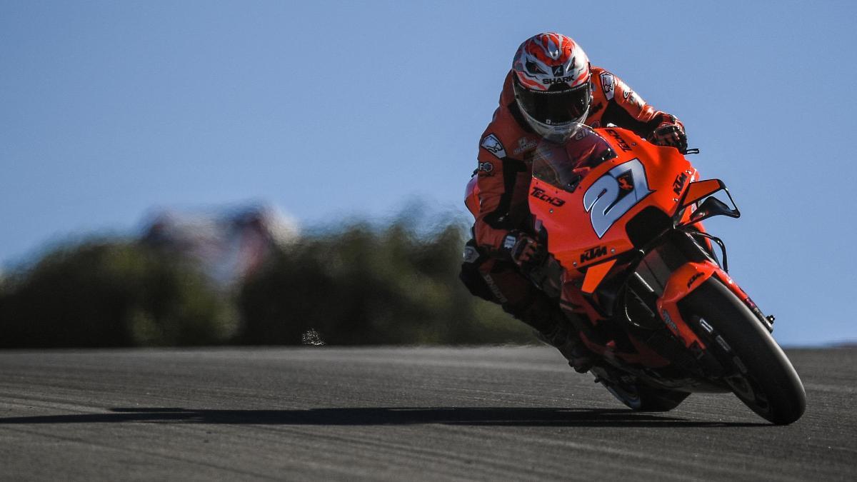 Iker Lecuona en unos entrenamientos libres de Moto GP en Portimao