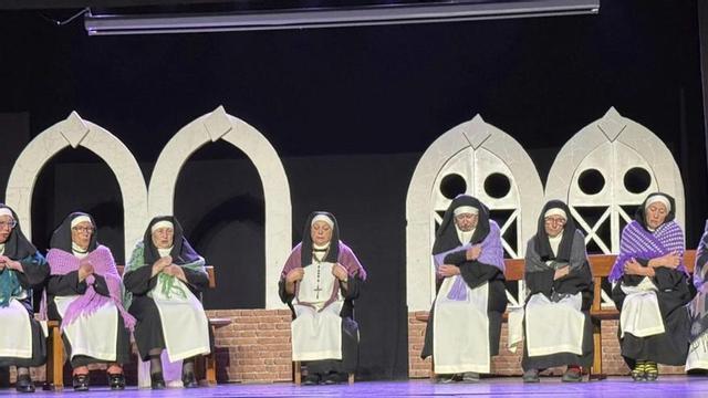 Las integrantes del grupo teatral, en plena actuación en Candás. | M. VELASCO