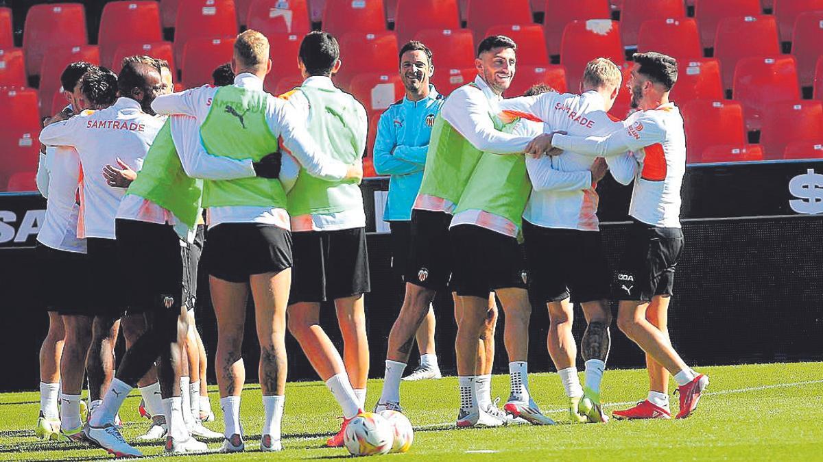 Los jugadores del Valencia, en un entrenamiento en Mestalla.