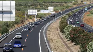 Un accidente con tres heridos graves obliga a cerrar un carril de la A-49 durante cuatro horas