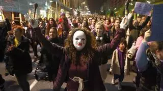 Cientos de mujeres abren el 8-M en Vigo con manifestaciones para reclamar igualdad salarial, seguridad y respeto