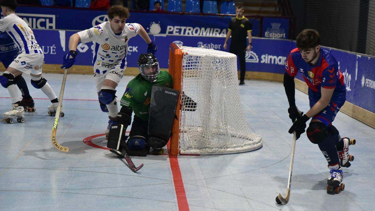 Joel Roma, passant per darrere de la porteria en un duel contra l'Alcoi