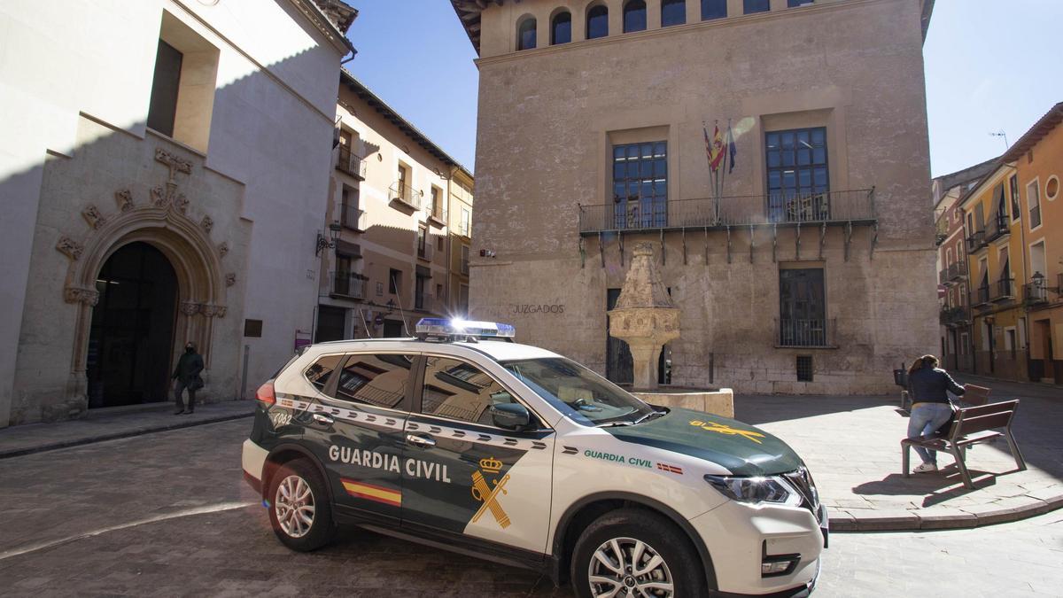 Imagen de archivo de un coche de la Guardia Civil frente a la fachada de los juzgados de Xàtiva.