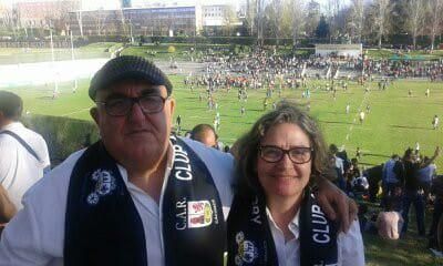Junto a su mujer, Rebeca, en un partido de la selección.