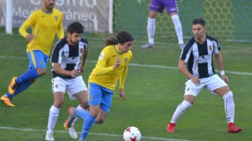 Jordi Marenyà y Kike presionan a un jugador del Orihuela.