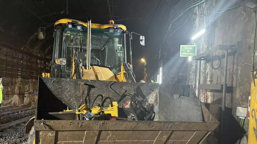 Muere un trabajador tras golpearse con la pala de una retroexcavadora en un túnel de Cercanías de Madrid