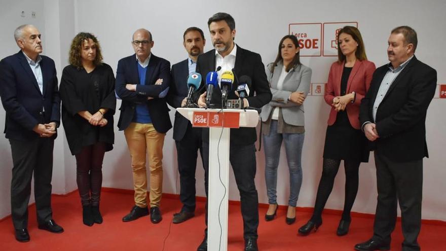 El portavoz del grupo parlamentario del PSOE compareció ayer en Lorca junto a los alcaldes.