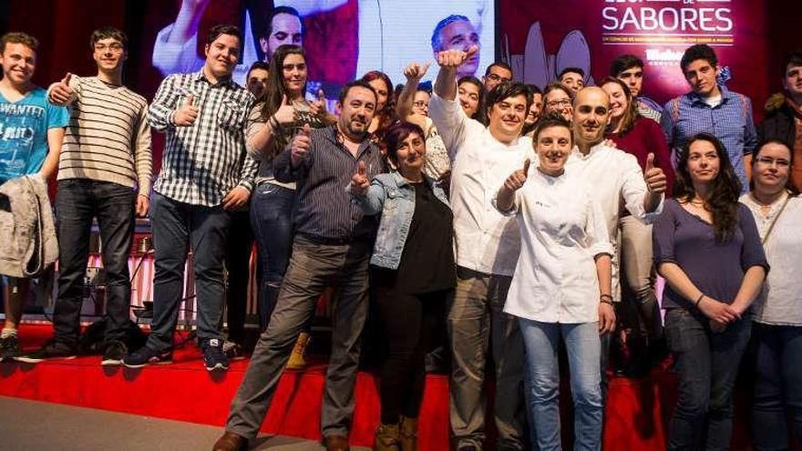 Los tres chef y los alumnos que asistieron a su &quot;masterclass&quot;. // FdV