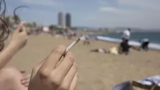 ¿Por qué se está prohibiendo fumar en las playas de Barcelona?