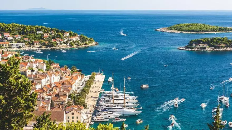 El país más seguro y barato para hacer tu primer viaje sola: joyas medievales e islas de ensueño