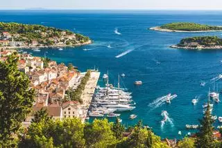 El país más seguro y barato para hacer tu primer viaje sola: joyas medievales e islas de ensueño