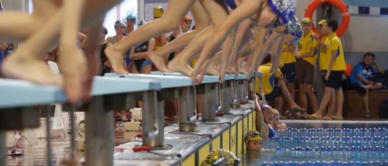 La salida de una de las pruebas femeninas de la competición avilesina.