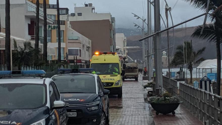 Hallan el cadáver de una mujer en la playa de Las Canteras