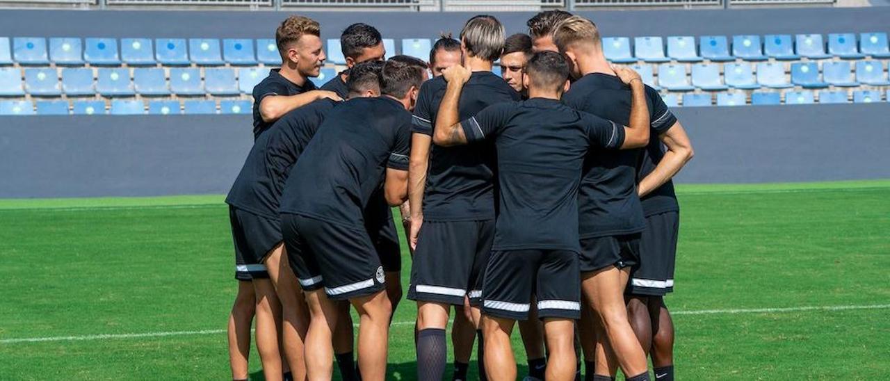 Los futbolistas de la UD Ibiza hacen piña, ayer durante el entrenamiento en Can Misses.