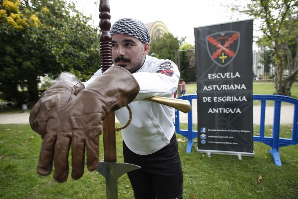 La Escuela Asturiana de Esgrima Antigua imparte en el Celsius talleres de lucha