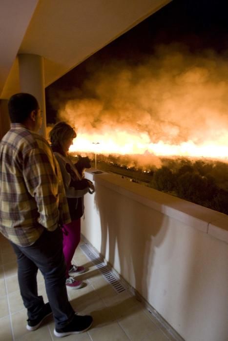 Un incendio obliga a desalojar el camping de Almenara