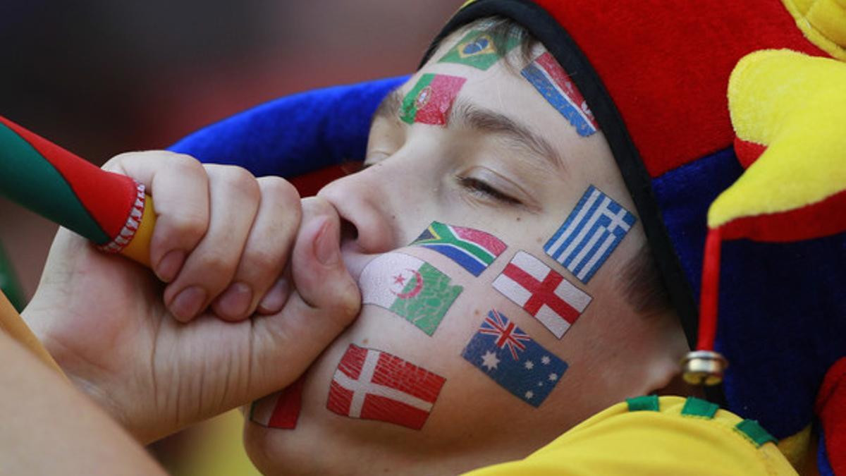 Un niño con las banderas de varios países pintadas en su cara, durante el Mundial de Brasil.