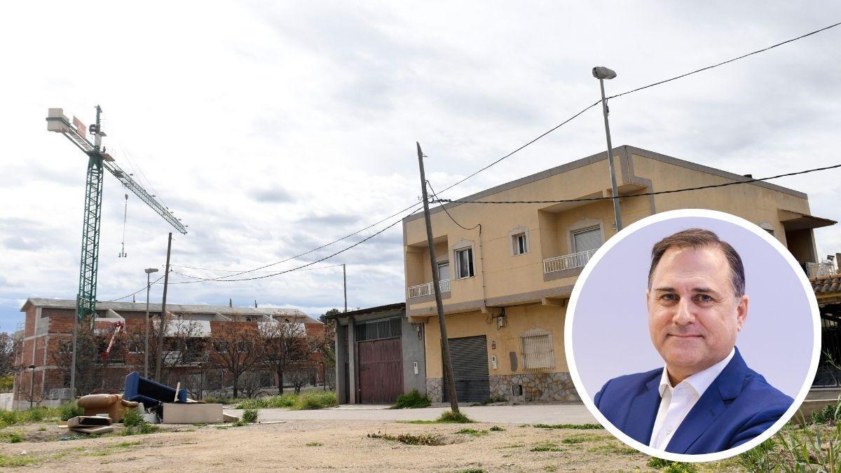 Viviendas en construcción cercanas a la Avenida del Reino de Murcia. En detalle, el presidente de Frecom, José Hernández.