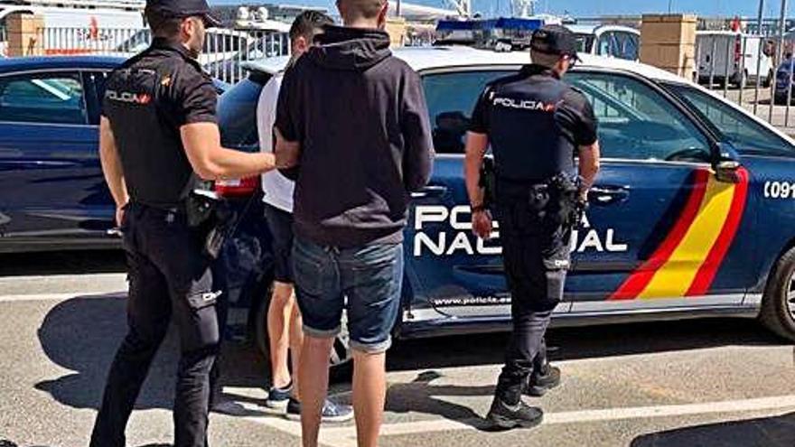 La Policía traslada a los dos detenidos en Dénia.