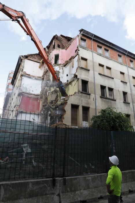 Demolición del edificio de militares de Gijón