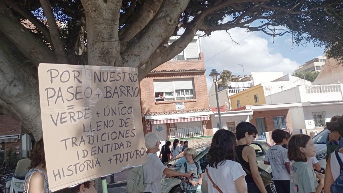 Uno de los carteles de la manifestación por el paseo marítimo de El Palo.