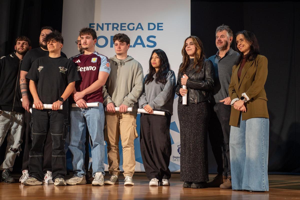 Entrega de orlas en el centro Rosalía Mera.