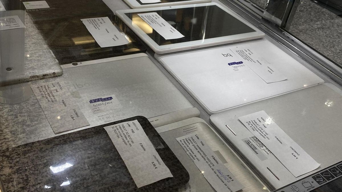 Tablets a la venta en una subasta de objetos perdidos del Ayuntamiento de Madrid.