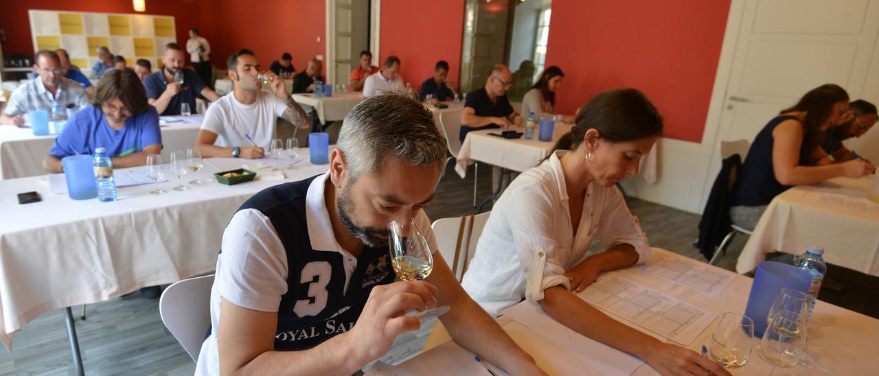 Cata de vinos Rías Baixas en la sede del Consello Regulador, en Pontevedra.