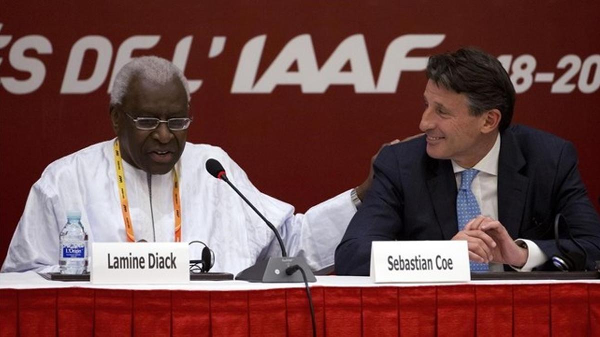 Diack y Coe, presidente saliente y entrante de la IAAF