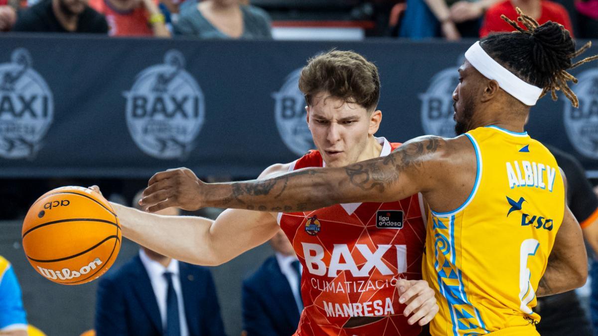 Hugo Benítez, defendido por Andrew Albicy