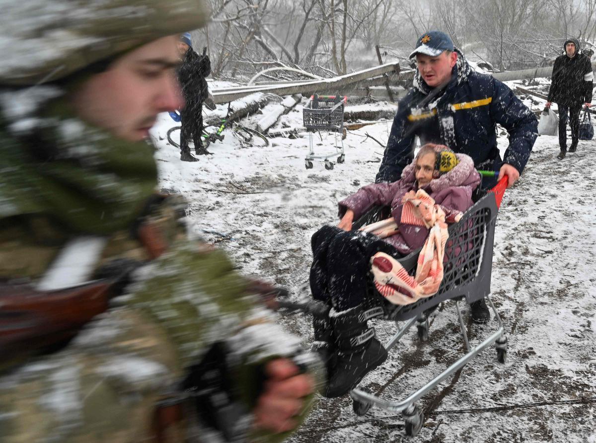 Evacuación de civiles en la ciudad de Irpin, al noroeste de Kiev.